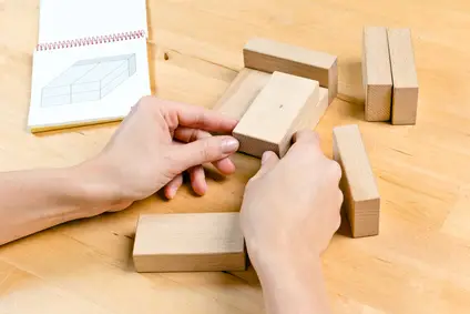 Person spielt mit Klötzen